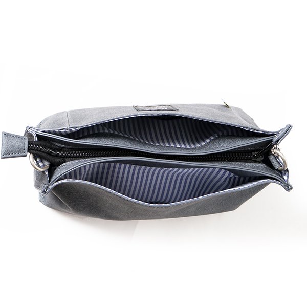 丸みのあるフォルムがかわいい3層式のショルダーバッグ