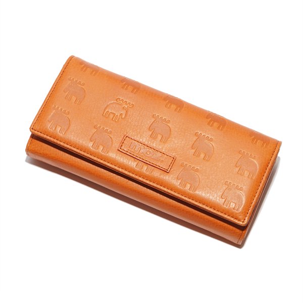 ブランドモチーフのエルク(ヘラジカ)が型押しされた、かぶせタイプの長財布