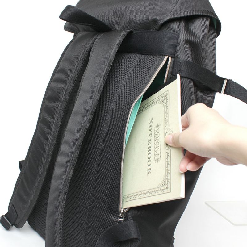 クッション入りポケットも完備！ビジネスにもおすすめリュック◎