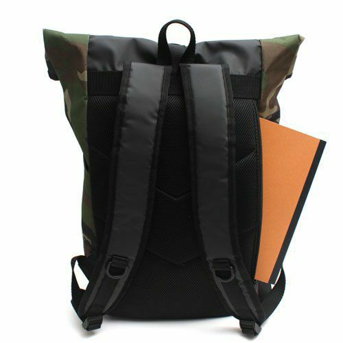 クッション素材を使用したポケットを完備し、タブレット収納、PC